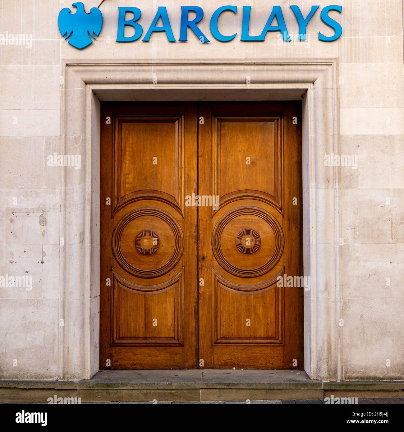 Kingston upon Thames Londra Inghilterra UK 5 novembre 2021, porte d'ingresso chiuse in Una filiale della Barclays Bank senza persone Foto Stock