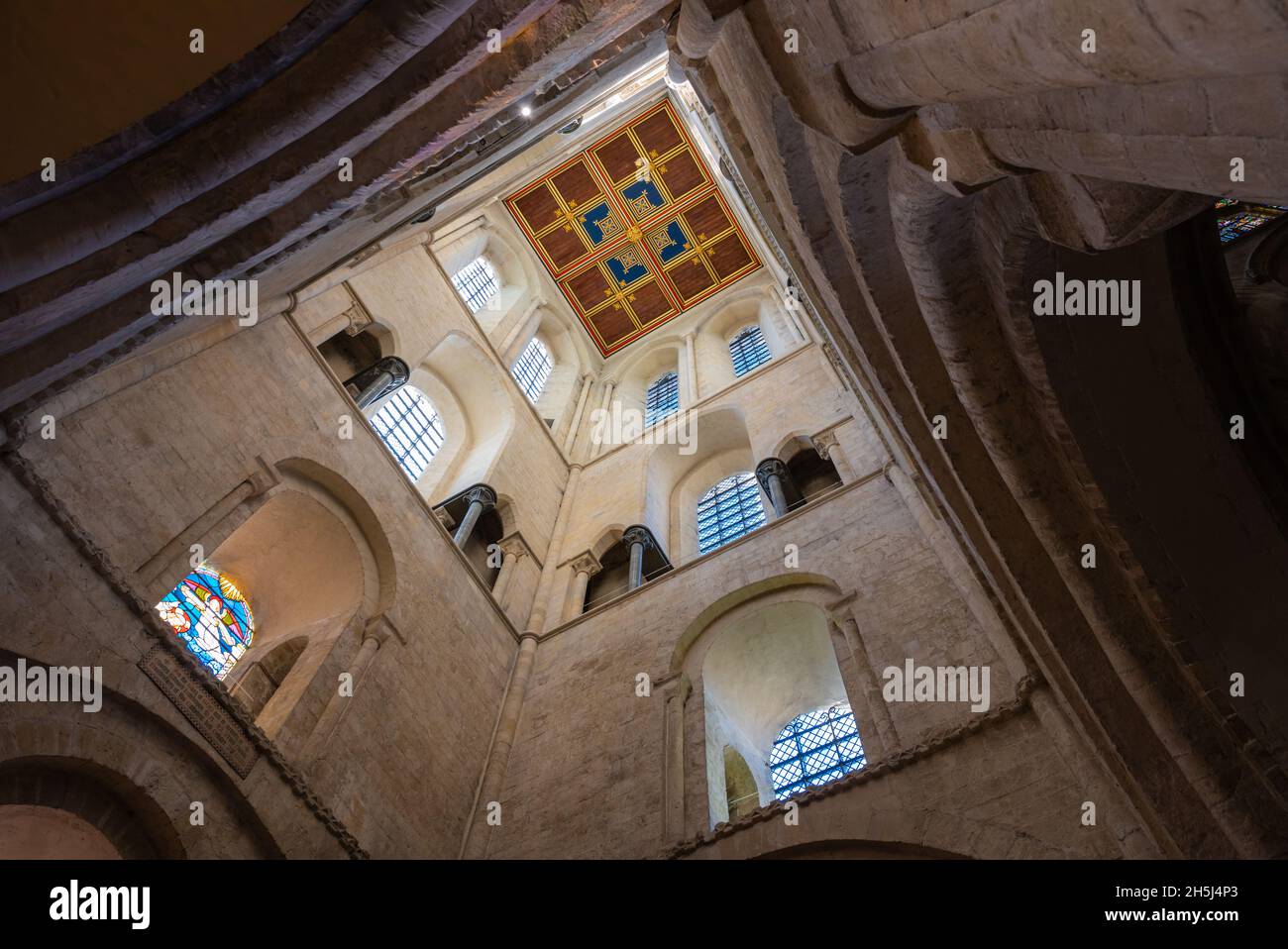 South West Tower all'interno della cattedrale di Chichester nella città di Chichester, West Sussex, Regno Unito. Grazie al Decano e Capitolo della Cattedrale di Chichester. Foto Stock