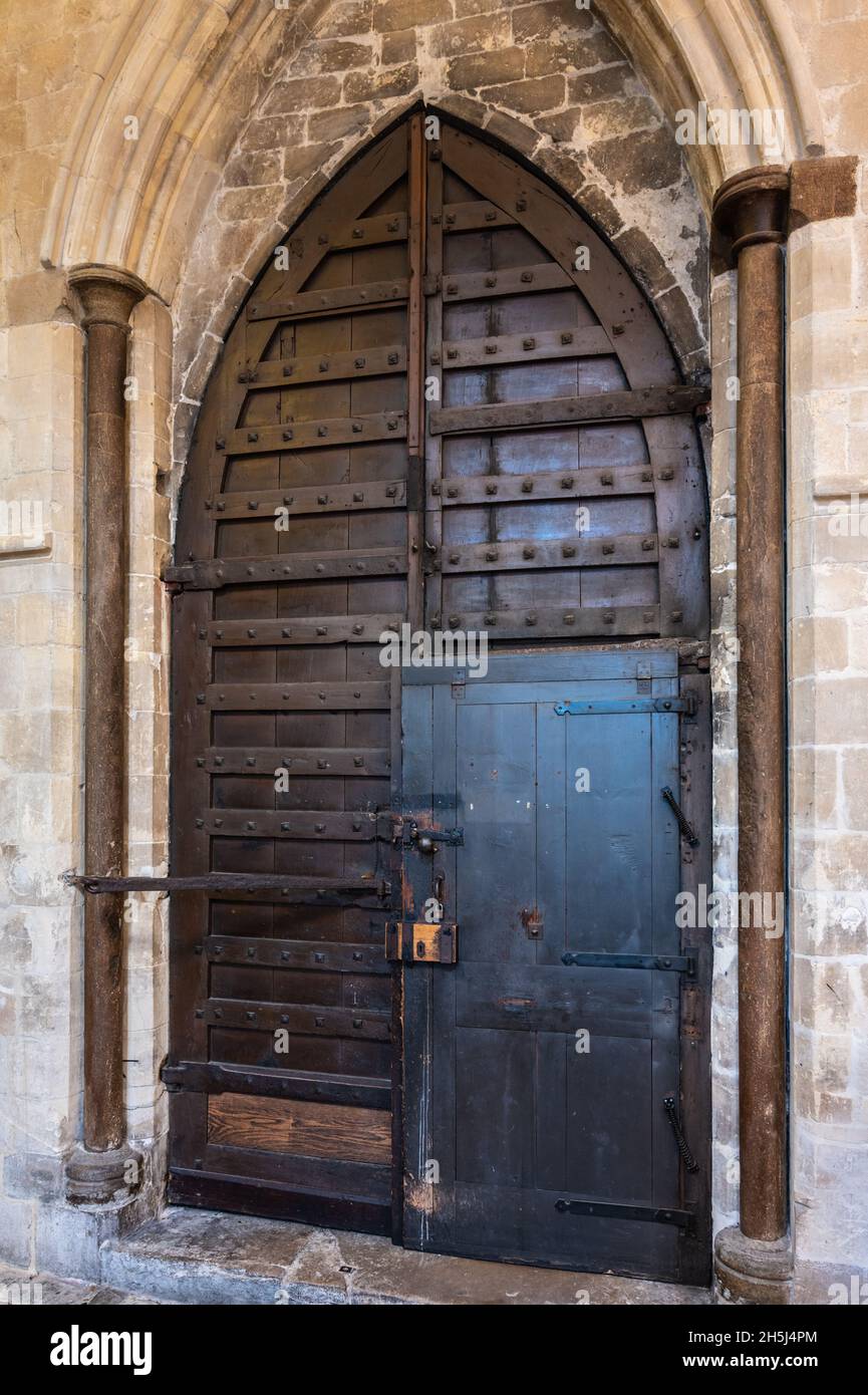 Vecchia porta di legno all'interno di una porta all'interno della Cattedrale di Chichester a Chichester, West Sussex, Regno Unito. Grazie al Decano e Capitolo della Cattedrale di Chichester. Foto Stock