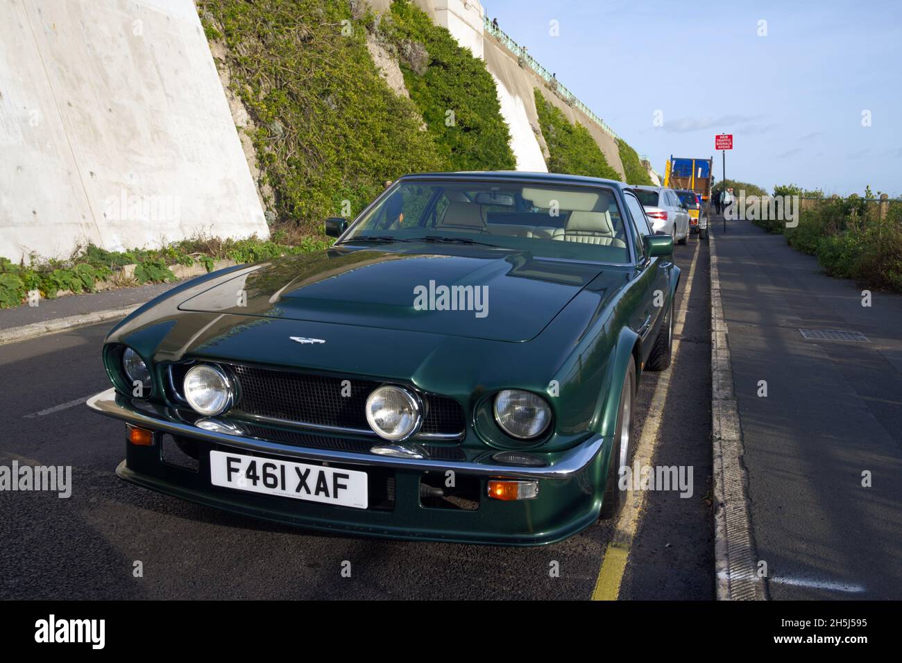 Aston Martin V8 Vantage classica macchina muscolare inglese dal 1989 in verde. Foto Stock