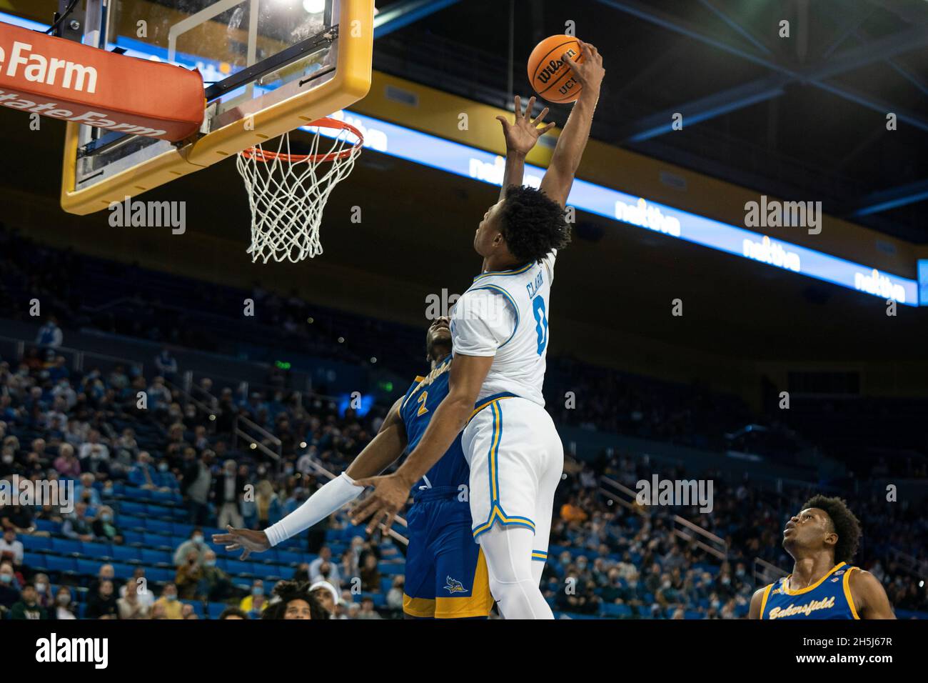 UCLA Bruins guardia Jaylen Clark (0) si fouled su un tentativo di punk da Cal state Bakersfield Roadrunner in avanti Travis Henson (2) durante un NCAA uomo's ba Foto Stock