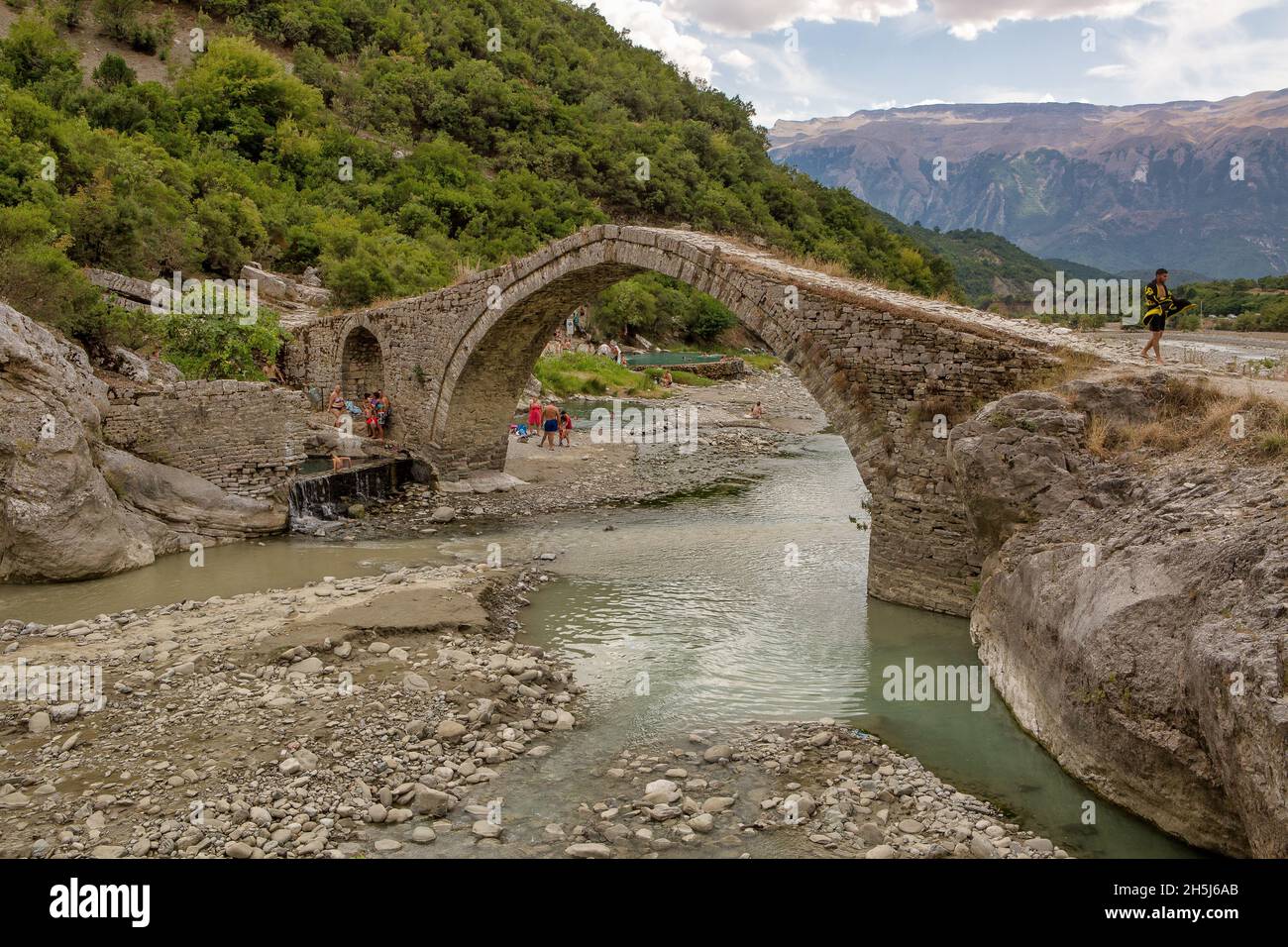 URA e Katiut (ponte Katiut) sul fiume Lengaricë, affluente del fiume Vjosa. Sorgenti termali calde. Albania. Foto Stock