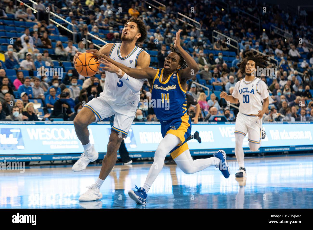 CAL state Bakersfield Roadrunner Guard Kaleb Higgins (14) stacca la palla fuori dai limiti della guardia UCLA Bruins Johnny Juzang (3) durante un cestino NCAA Foto Stock
