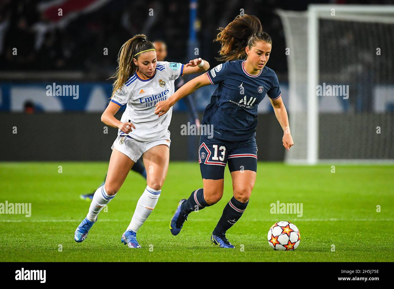 Parigi, Francia, 9 novembre 2021, Athenea DEL CASTILLO BEIVIDE del Real Madrid e Sara DABRITZ del PSG durante la UEFA Women's Champions League, partita di calcio del Gruppo B tra Parigi Saint-Germain e Real Madrid il 9 novembre 2021 allo stadio Parc des Princes di Parigi, Francia - Foto: Matthieu Mirville/DPPI/LiveMedia Foto Stock