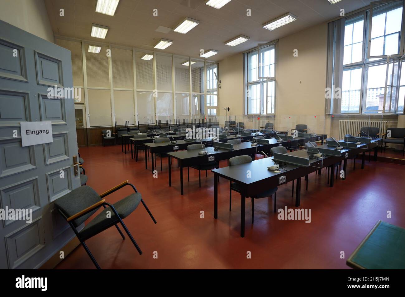 10 novembre 2021, Amburgo: Vista nel tribunale vuoto 337 nell'edificio della giustizia penale. Nel caso del biglietto che circonda il concerto di Rolling Stones ad Amburgo quattro anni fa, è iniziato il processo contro l'ex capo dell'autorità distrettuale di Amburgo Nord. L'ufficio del pubblico ministero accusa l'allora capo dell'autorità preposta alla concessione delle licenze di corruzione e violazione della fiducia. Si dice che Rösler abbia richiesto 300 biglietti d'acquisto e 100 biglietti gratuiti all'organizzatore durante le trattative per l'approvazione del concerto. Il suo sostituto e due responsabili della compagnia di produzione di concerti ar Foto Stock