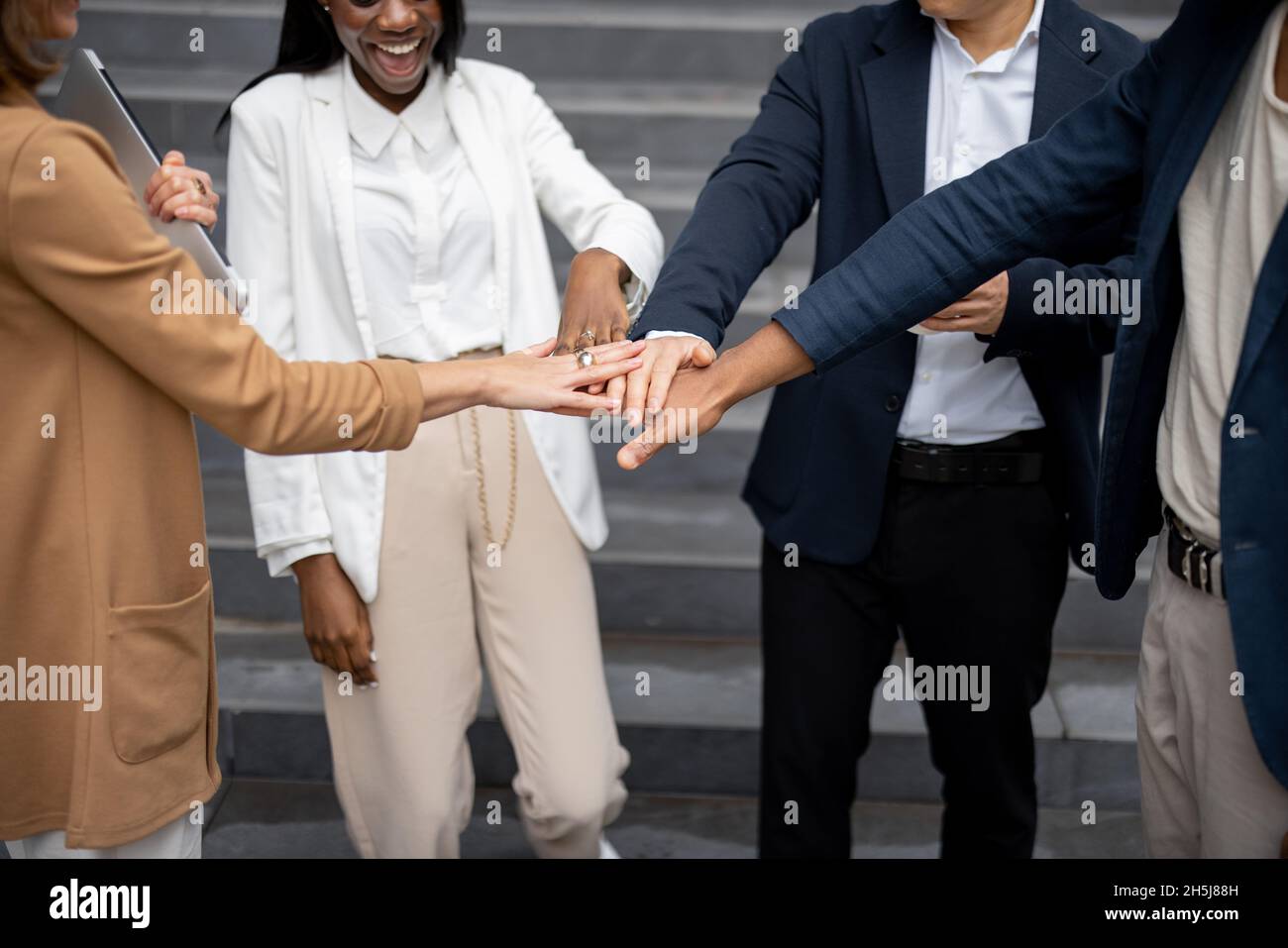 L'immagine ritagliata del team che urta si batte l'un l'altro Foto Stock