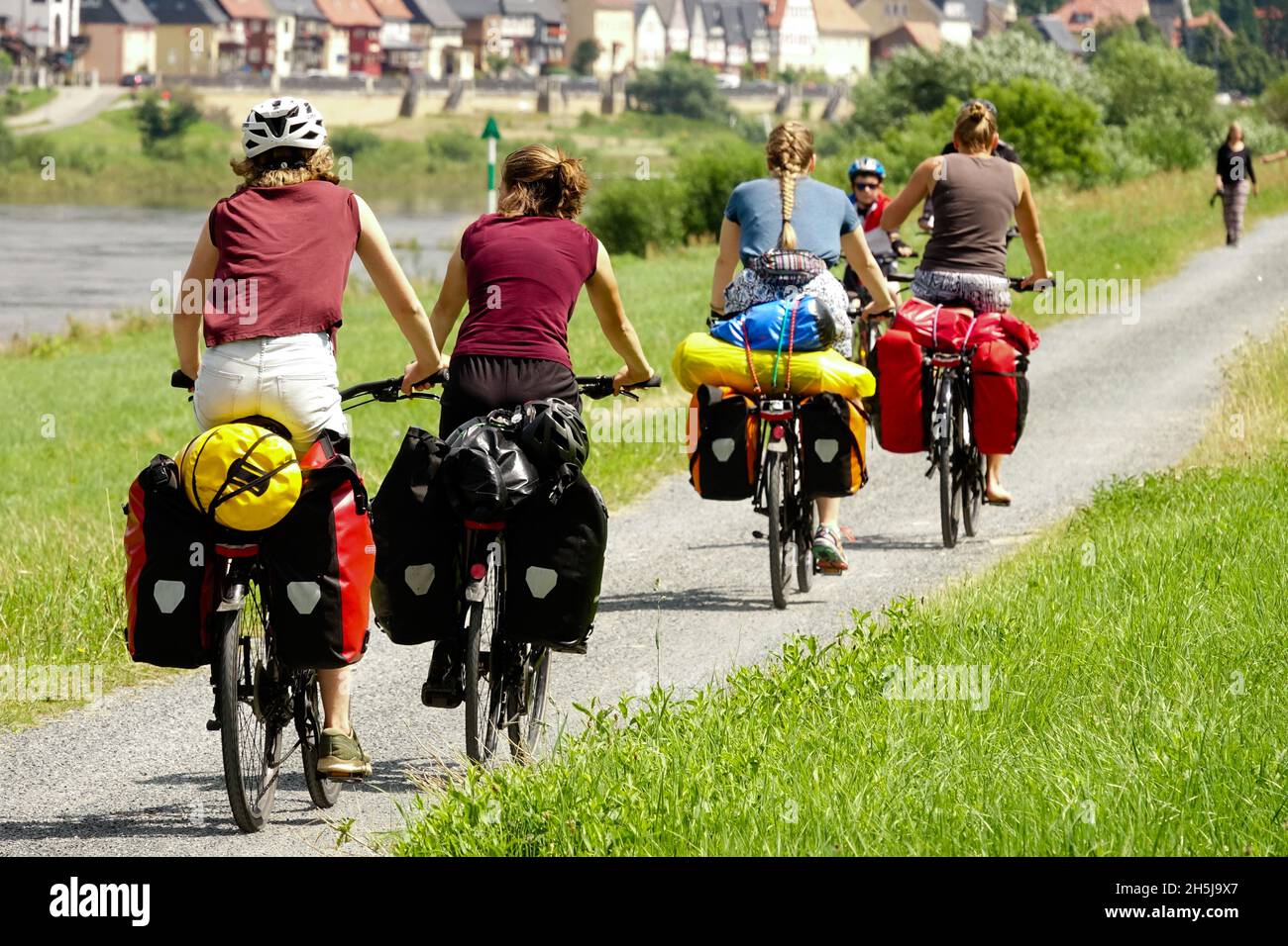 Donne in bicicletta sulla pista ciclabile Elbe Vacanze estive Germania Sassonia Foto Stock