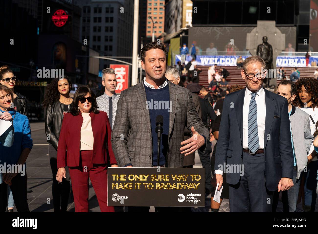 New York, New York, Stati Uniti. 9 Nov 2021. IL Managing Partner DI RPM Nick Pramik parla durante l'annuncio su Times Square su Times Square. La sedia di ruolo di MTA ed il CEO Janno Lieber e le stelle di Broadway fanno un annuncio circa gli sconti per gli spettacoli di Broadway via il Web site di MTA del trasporto pubblico. Hanno fatto un'escursione in città dopo che gli spettacoli erano stati chiusi a causa di una pandemia e hanno invitato i newyorkesi e gli ospiti della città a visitare i teatri e a utilizzare i mezzi pubblici per farlo. (Credit Image: © Lev Radin/Pacific Press via ZUMA Press Wire) Foto Stock