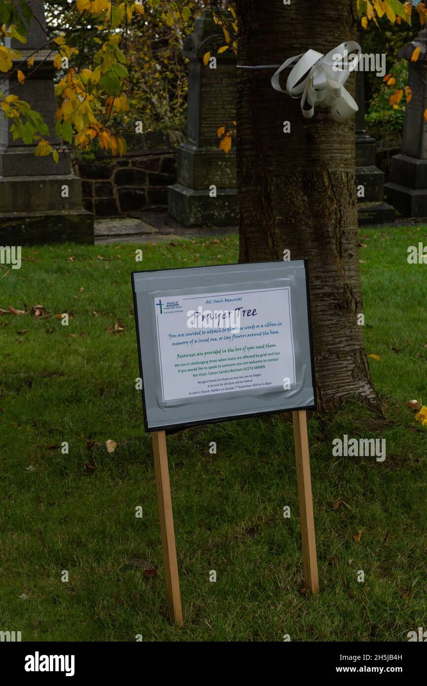 Un albero di preghiera nel terreno della chiesa di San Giovanni, Baildon, Yorks. La gente appende le richieste di preghiera sull'albero, o allega un nome di qualcuno che hanno perso. Foto Stock