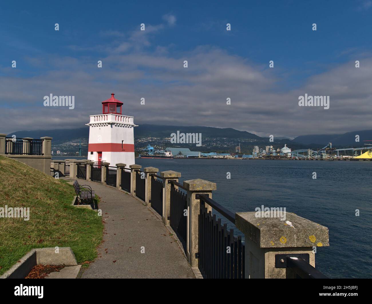 Vista del Seawall in Stanley Park con il faro di Brockton Point dipinto di bianco e rosso nella giornata di sole in autunno a Vancouver, British Columbia, Canada. Foto Stock