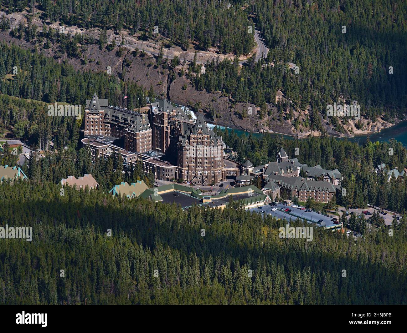 Vista ad alto angolo del famoso complesso storico di hotel di lusso vicino a Banff, Banff National Park, Alberta, Canada nelle Montagne Rocciose nella stagione autunnale. Foto Stock