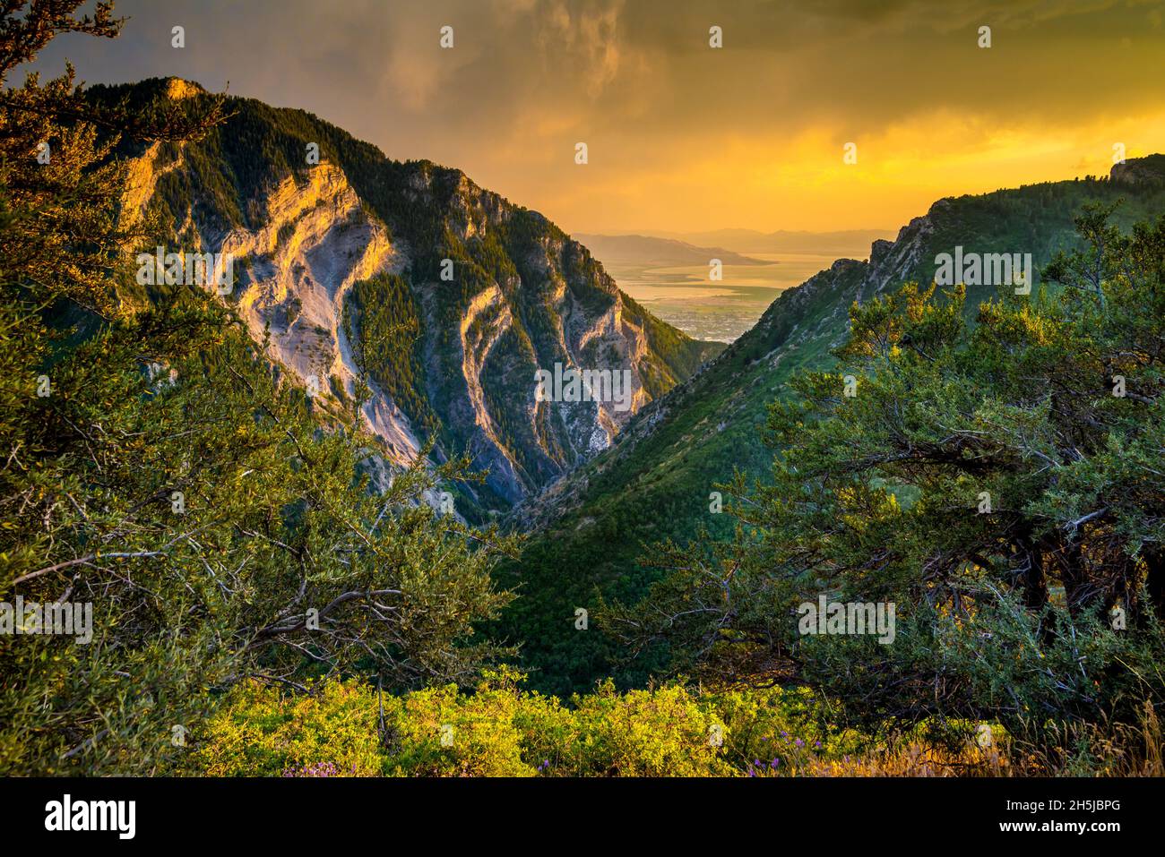 Y Mountain sopra Provo Utah e Brigham Young University a Sunset Foto Stock
