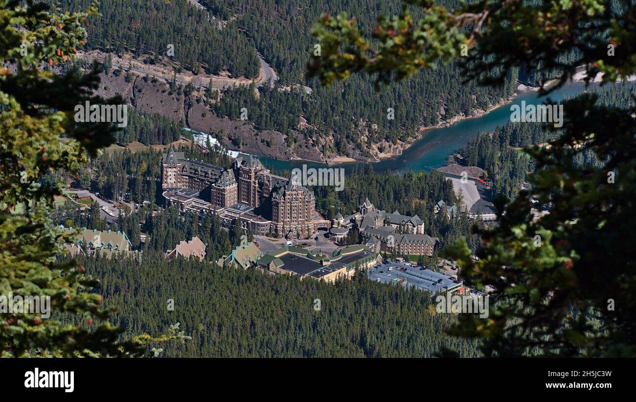 Vista ad alto angolo della Bow Valley con il fiume Bow e famoso hotel di lusso circondato da foreste verdi vicino a Banff, Banff National Park, Alberta, Canada. Foto Stock