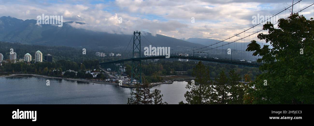 Splendida vista panoramica sul ponte Lions Gate Bridge, che attraversa Burrard Inlet, vista da Prospect Point a Stanley Park, Vancouver, British Columbia, Canada. Foto Stock