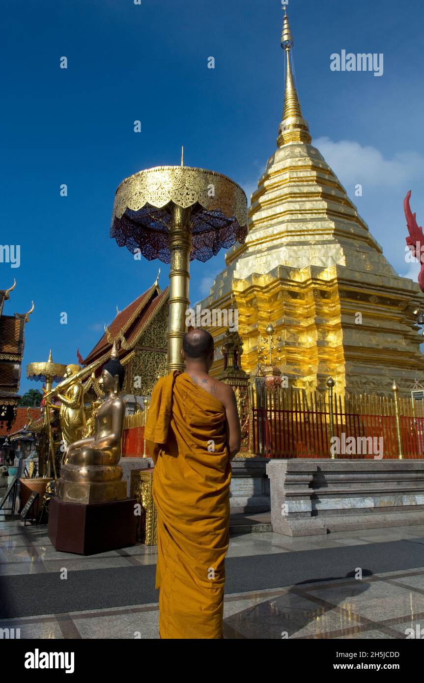 Monk buddista, Chedi dorati a Wat Phra That Doi Suthep, Chiang mai, Thailand.tif Foto Stock