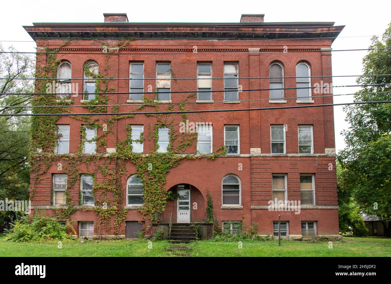 Edificio di appartamenti vacante a 3 piani, 000 piedi quadrati, in mattoni rossi, ex loggia massonica, costruito nel 1899, ai margini di Indianapolis a Southport, Indiana, USA. Foto Stock