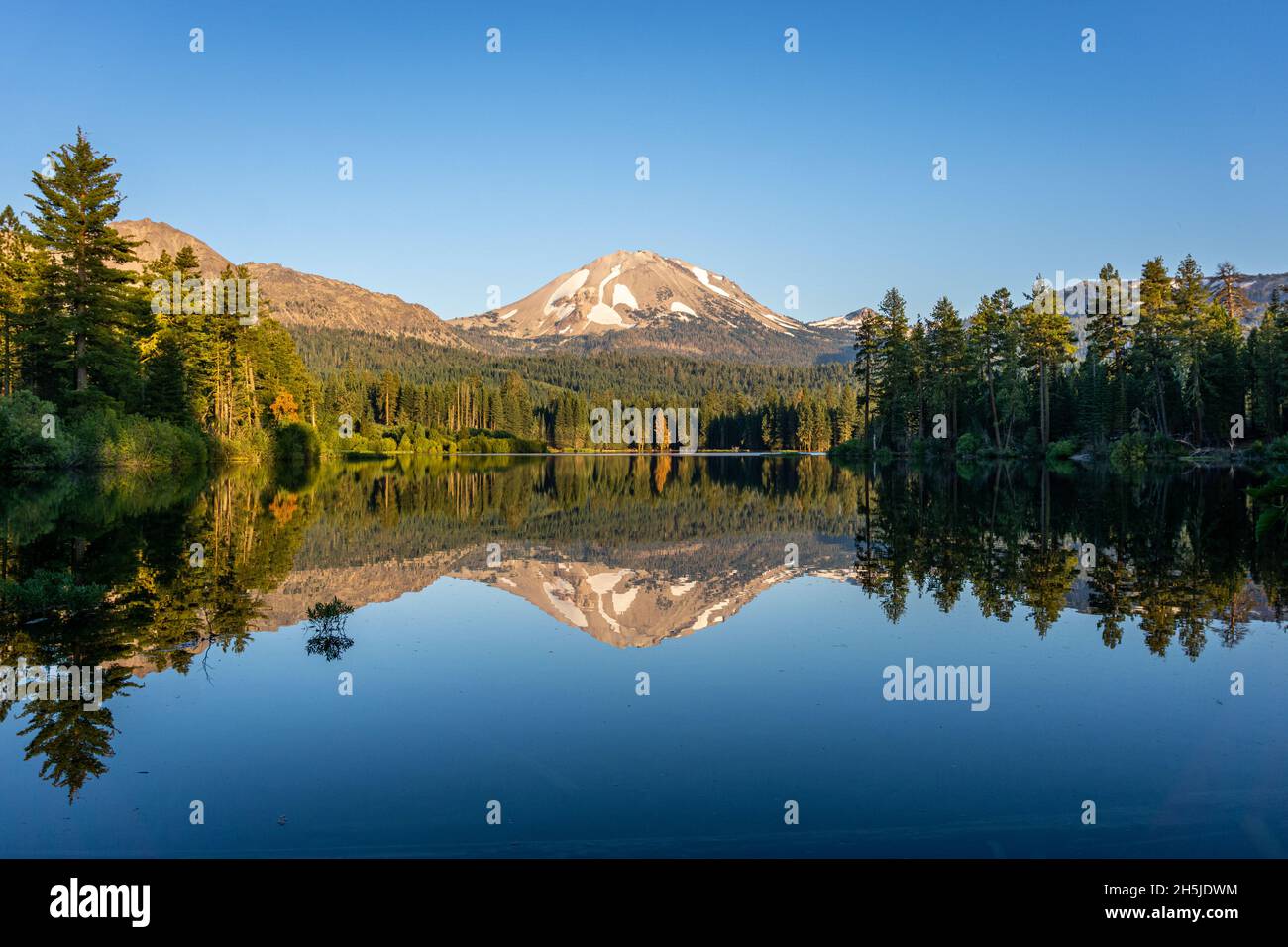 Moutain riflessione in un lago quando il tramonto durante la calda estate a Lassen Peak - California / Stati Uniti d'America Foto Stock