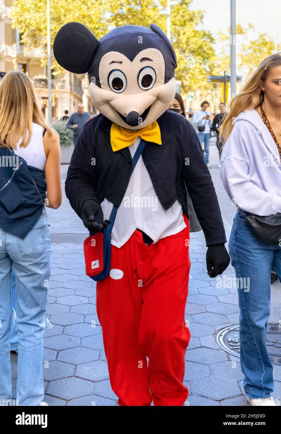 Topolino con turisti Passeig de Gracia, Barcellona Spagna 2021 Foto Stock