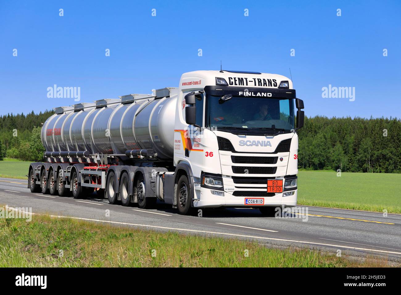 Nuovo veicolo Scania R500 bianco con rimorchio con serbatoio multiassale lungo di CEMT-Trans a velocità sull'autostrada 2 il giorno d'estate. Jokioinen, Finlandia. Giugno 15, 2020. Foto Stock