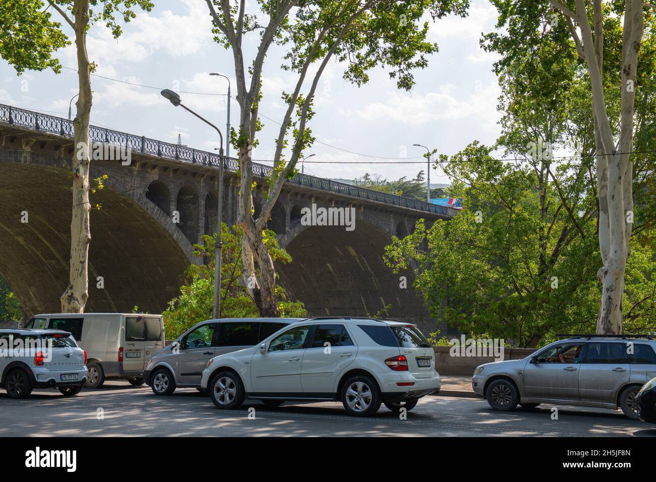 bellissimo ponte sulla strada di tbilisi Foto Stock