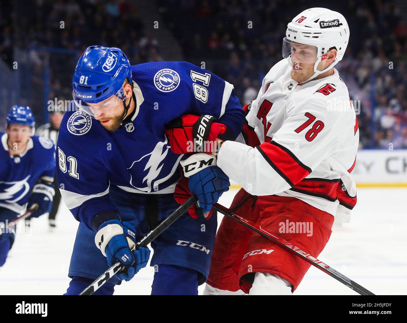 Tampa, Stati Uniti. 9 novembre 2021. Erik Cernak di Tampa Bay Lightning (81) batte per controllare il puck contro il Carolina Hurricanes' Steven Lorentz (78) durante il primo periodo di azione alla Amalie Arena martedì 9 novembre 2021, a Tampa, Florida. (Foto di Dirk Shadd/Tampa Bay Times/TNS/Sipa USA) Credit: Sipa USA/Alamy Live News Foto Stock