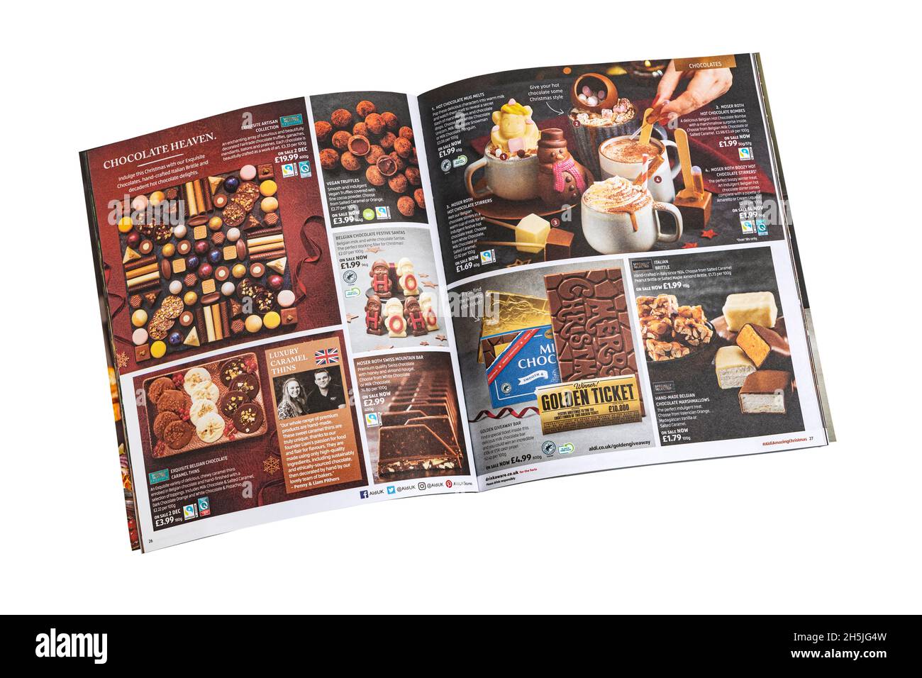 Una doppia pagina di cioccolatini nel catalogo natalizio Aldi 2021 Foto Stock