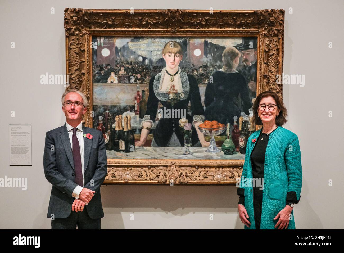 Londra, Regno Unito. 10 novembre 2021. Direttori di Courtauld, Dr. Ernst Vegelin van Claerbergen, e Professor Deborah Swallow, con Edouard Manet's 'A Bar at the Folies-Bergere', (1882). La Courtauld Gallery presso la Somerset House di Londra riaprirà al pubblico venerdì 19 novembre dopo il più significativo progetto di modernizzazione della sua storia, fornendo una casa trasformata per una delle più grandi collezioni d'arte del Regno Unito. Credit: Imagplotter/Alamy Live News Foto Stock