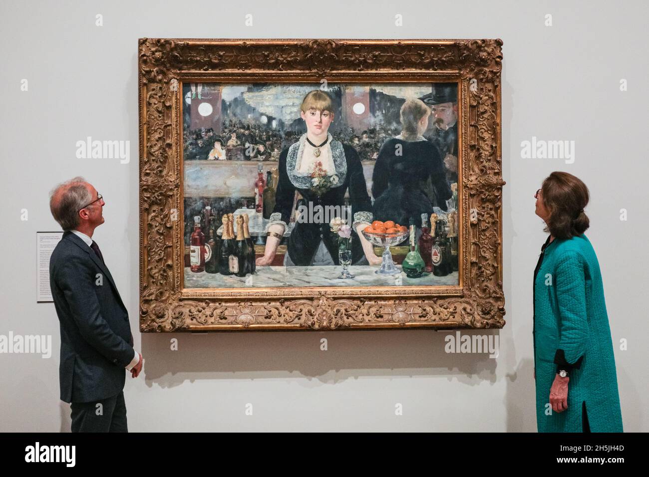 Londra, Regno Unito. 10 novembre 2021. Direttori di Courtauld, Dr. Ernst Vegelin van Claerbergen, e Professor Deborah Swallow, con Edouard Manet's 'A Bar at the Folies-Bergere', (1882). La Courtauld Gallery presso la Somerset House di Londra riaprirà al pubblico venerdì 19 novembre dopo il più significativo progetto di modernizzazione della sua storia, fornendo una casa trasformata per una delle più grandi collezioni d'arte del Regno Unito. Credit: Imagplotter/Alamy Live News Foto Stock