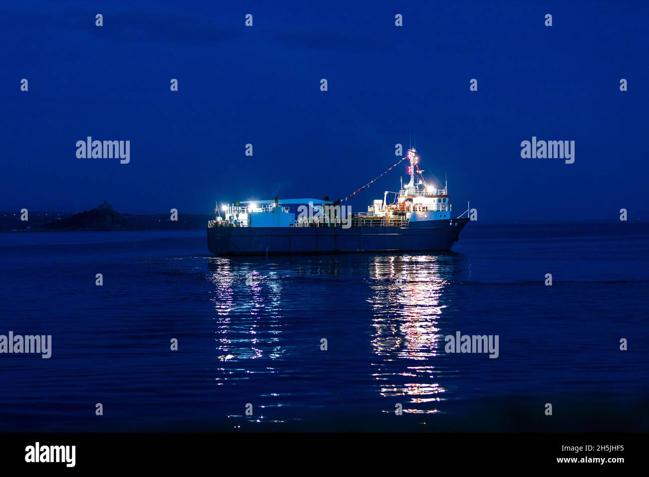 Generale nave da carico il Gry Maritha appena fuori dal porto di Penzance. Cornovaglia. Foto Stock