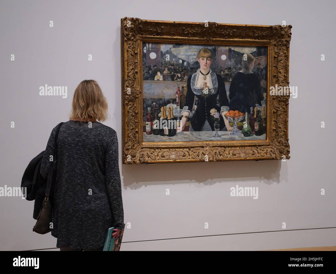Un Bar al Folies-Bergere di Edouard Manet (1882) alla Courtauld Gallery di Londra che riaprirà al pubblico venerdì 19 novembre dopo un progetto di modernizzazione. Tra le opere esposte in galleria vi sono opere di Van Gogh, Manet, Renoir e CŽzanne. Data foto: Mercoledì 10 novembre 2021. Foto Stock
