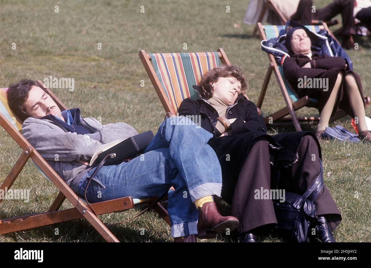 Londra 1982. Un parco di Londra e la gente sono seduti in sedie godendo la giornata di sping soleggiato. Credit Roland Palm. Foto Stock