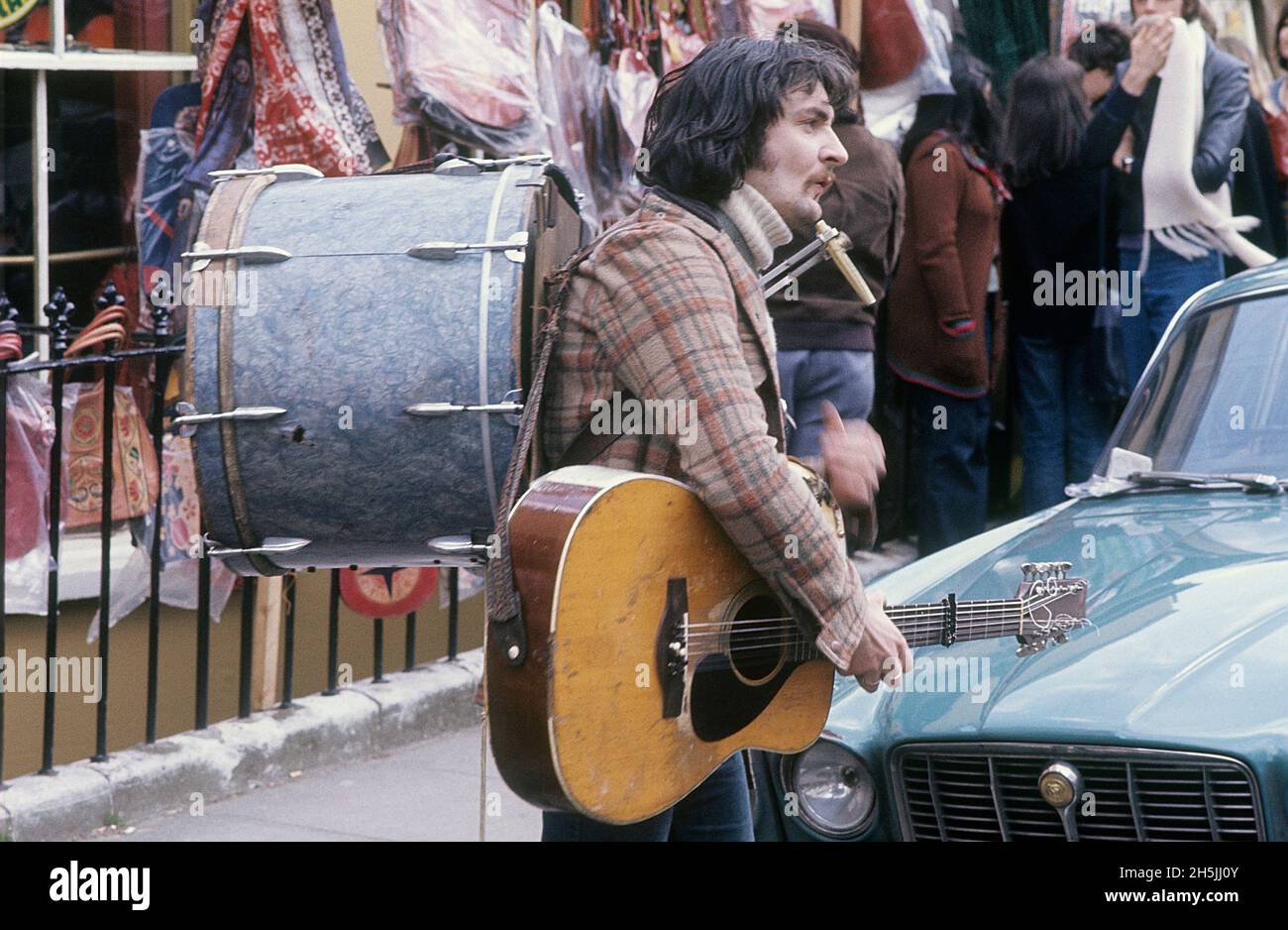 Londra 1982. Una vista sulla strada di Londra e un uomo che gioca multi strumento è in strada divertente per soldi. Credit Roland Palm. Foto Stock