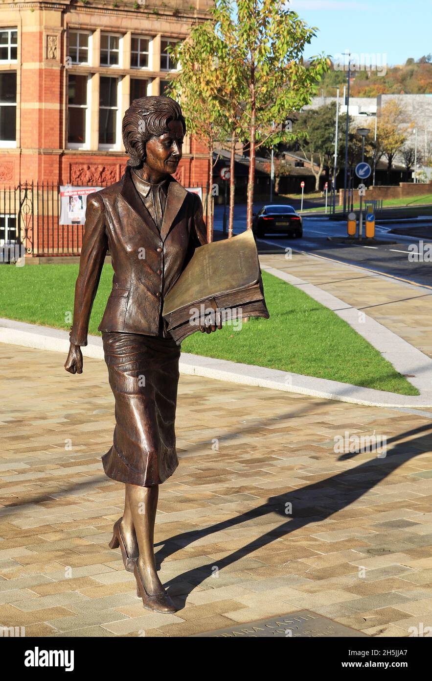 La statua a tutta lunghezza del Castello di Barbara ex M P per Blackburn in Jubilee Square a Blackburn. La signora Commissario è in possesso di una copia della legge sulla parità di diritti. Foto Stock