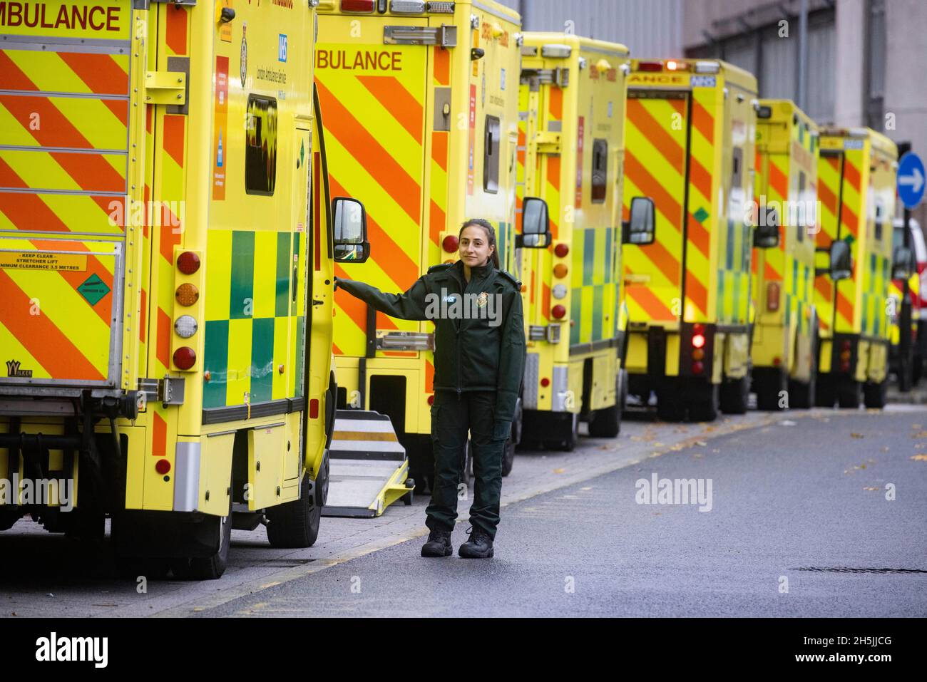 Londra, Regno Unito. 10 Ott 2021. Linee di ambulanze e personale NHS fuori dal Royal London Hospital a Whitechapel. Il Segretario della Sanità, Sajid Javid, ha annunciato il 9 novembre che le vaccinazioni di Covid saranno obbligatorie per il personale NHS. C'è la preoccupazione che l'NHS possa perdere migliaia di persone che si rifiuteranno di ottenere il vaccino. Potrebbe esserci un impatto significativo sulla forza lavoro che è già molto tesa. L'Organizzazione Mondiale della Sanità ha criticato Boris Johnson per non aver indossato una maschera in un ospedale. Credit: Mark Thomas/Alamy Live News Foto Stock