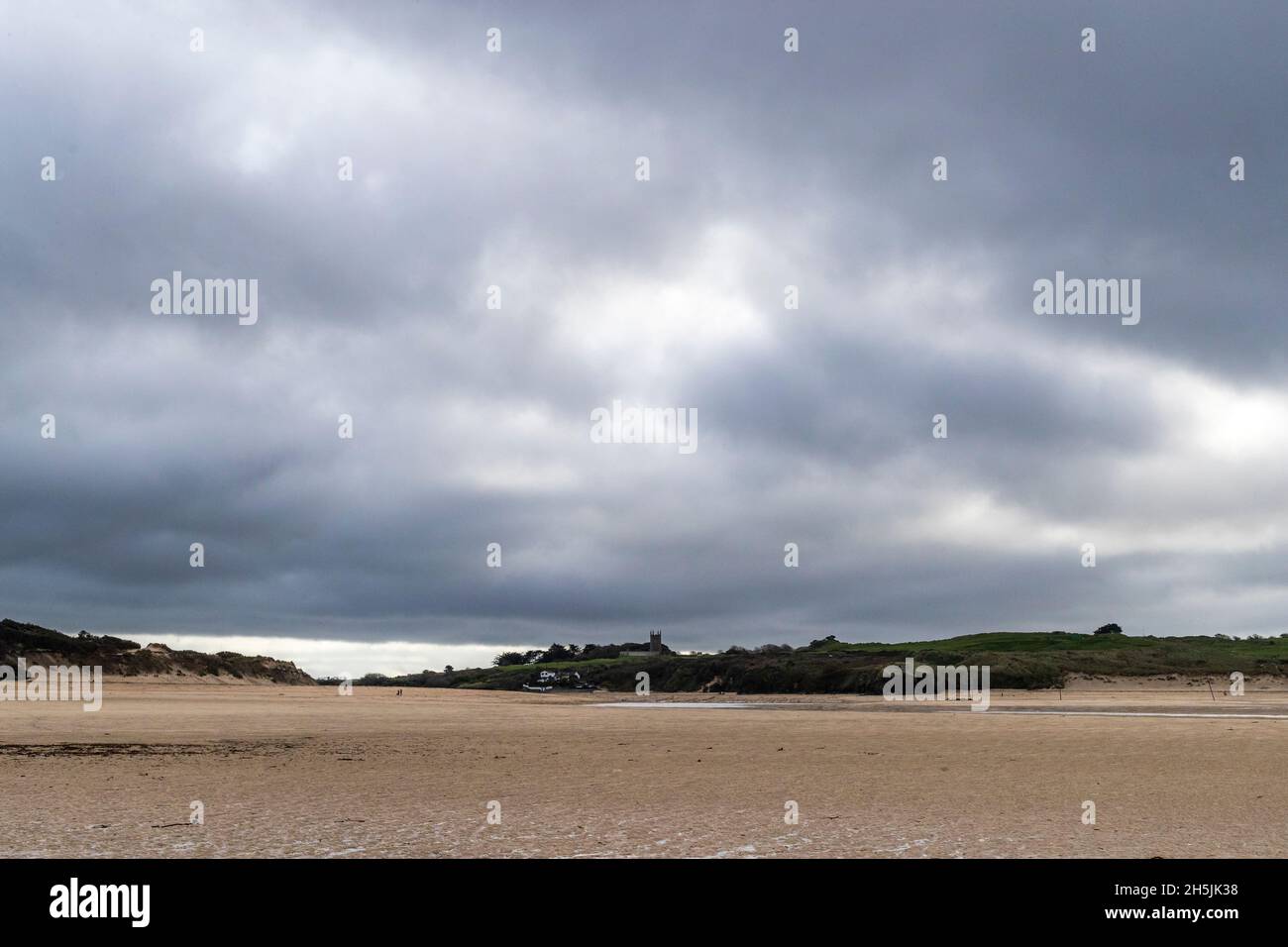 Hayle Towans Beach e il Bluff. Grande spiaggia e rocce che si affaccia su St Ives e Godrevy Point e faro. Foto Stock