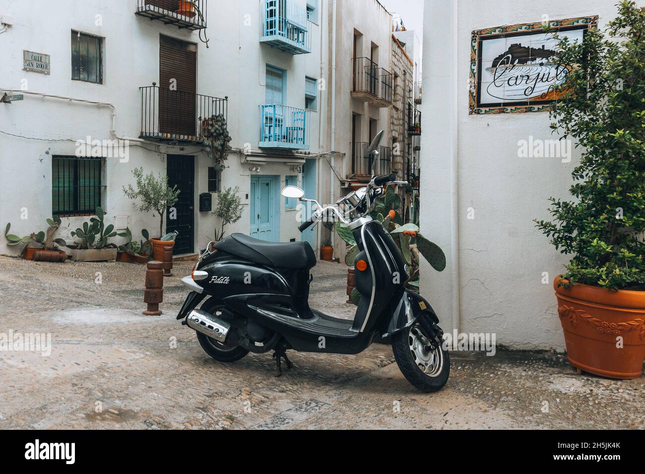 Moto nero moderno parcheggiato su strada bianca Peniscola Foto Stock