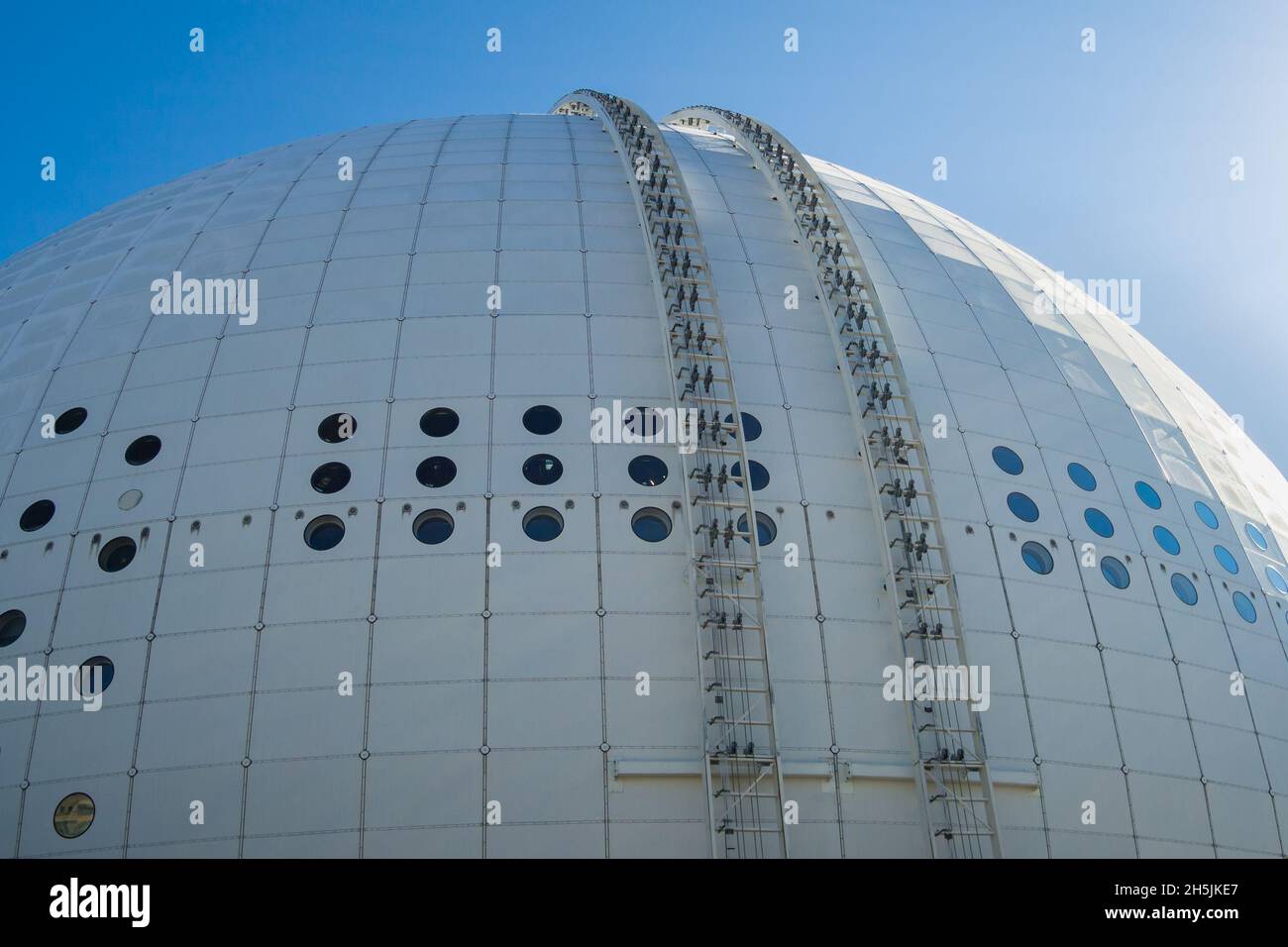Stoccolma, Svezia - 04.15.2017: Binari per capsule vista fissati alla facciata e al tetto dello stadio di hockey Globen. Foto Stock