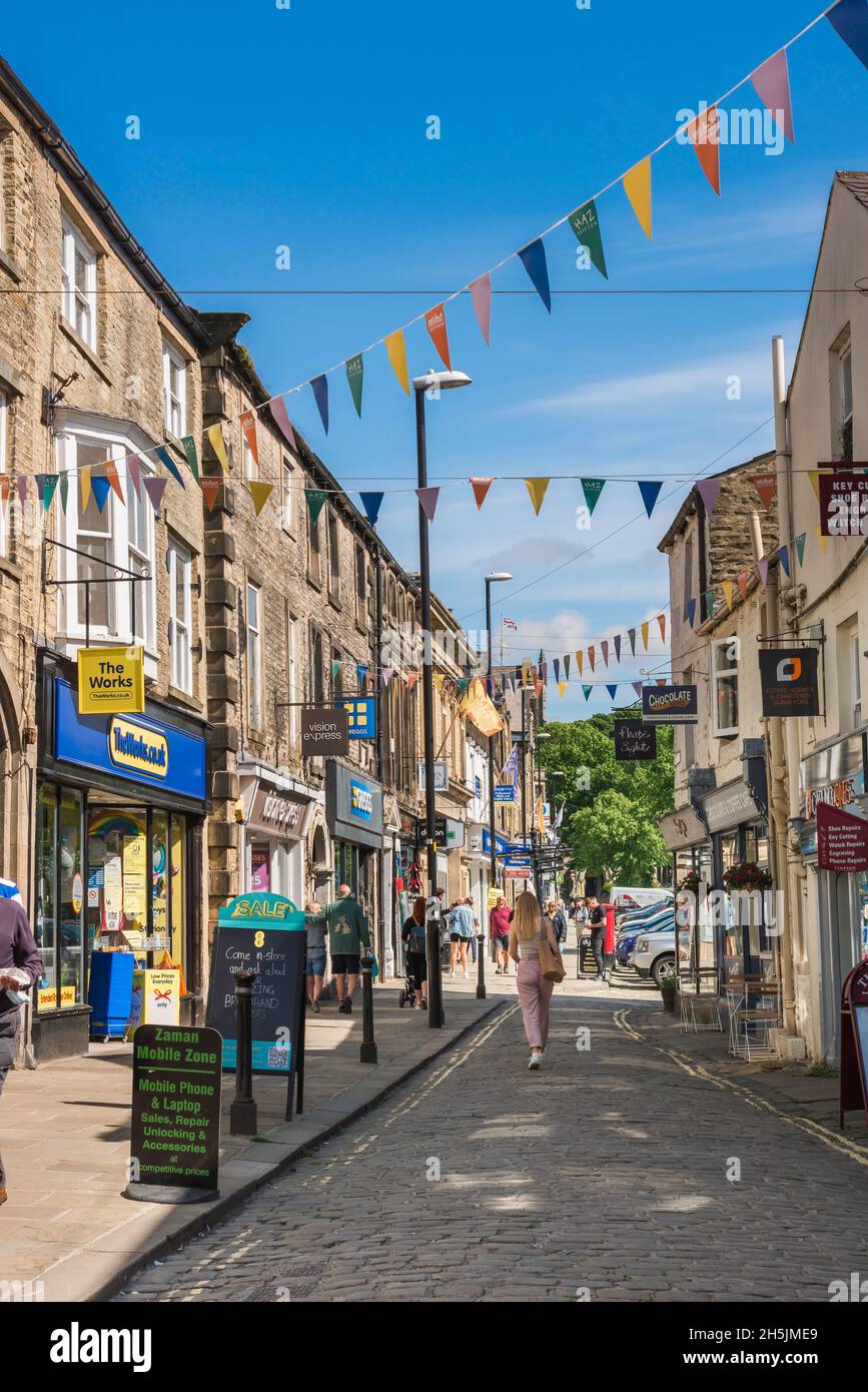 Centro di Skipton, vista in estate delle persone che camminano in Sheep Street, una delle vie commerciali più antiche di Skipton, Yorkshire, Inghilterra, Regno Unito Foto Stock