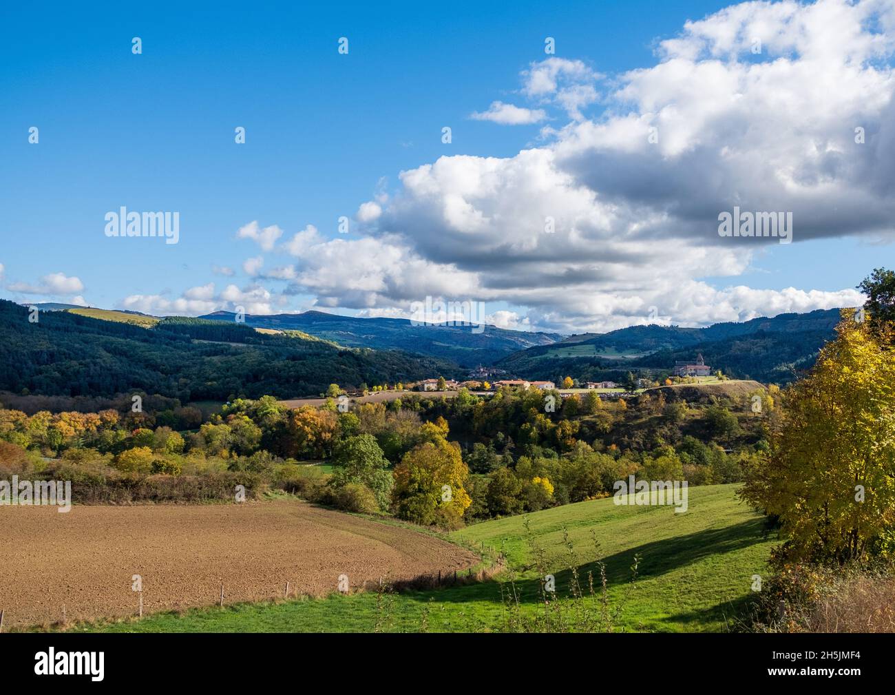 Paesaggio del dipartimento della Haute-Loire di Francia guardando verso il villaggio di Chanteuges Foto Stock