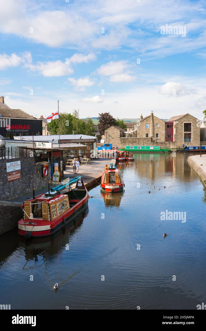 Canale dello Yorkshire, vista in estate di barche turistiche strette ormeggiate sul canale di Leeds e Liverpool nel centro di Skipton, Yorkshire, Inghilterra, Regno Unito Foto Stock