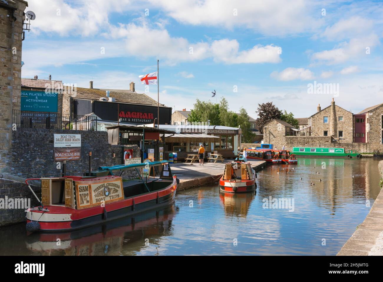 Skipton Yorkshire, vista in estate di barche turistiche strette ormeggiate sul canale di Leeds e Liverpool nel centro di Skipton, Yorkshire, Inghilterra, Regno Unito Foto Stock