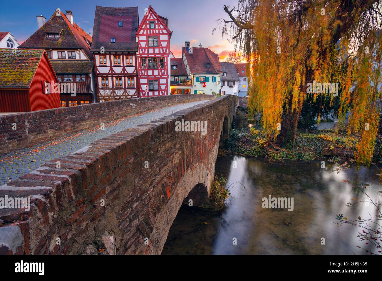 Ulm, Germania. Immagine del paesaggio urbano della strada della città vecchia di Ulm, Germania, con la tradizionale architettura bavarese al tramonto d'autunno. Foto Stock