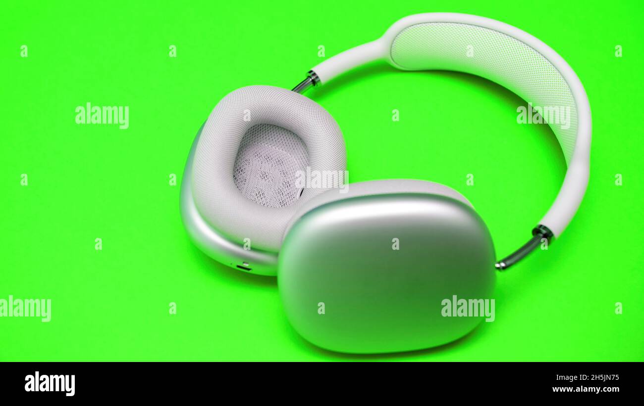 Nuove cuffie auricolari Apple Computers AirPods Max color argento sul  tavolo in legno. EQ adattivo Foto stock - Alamy