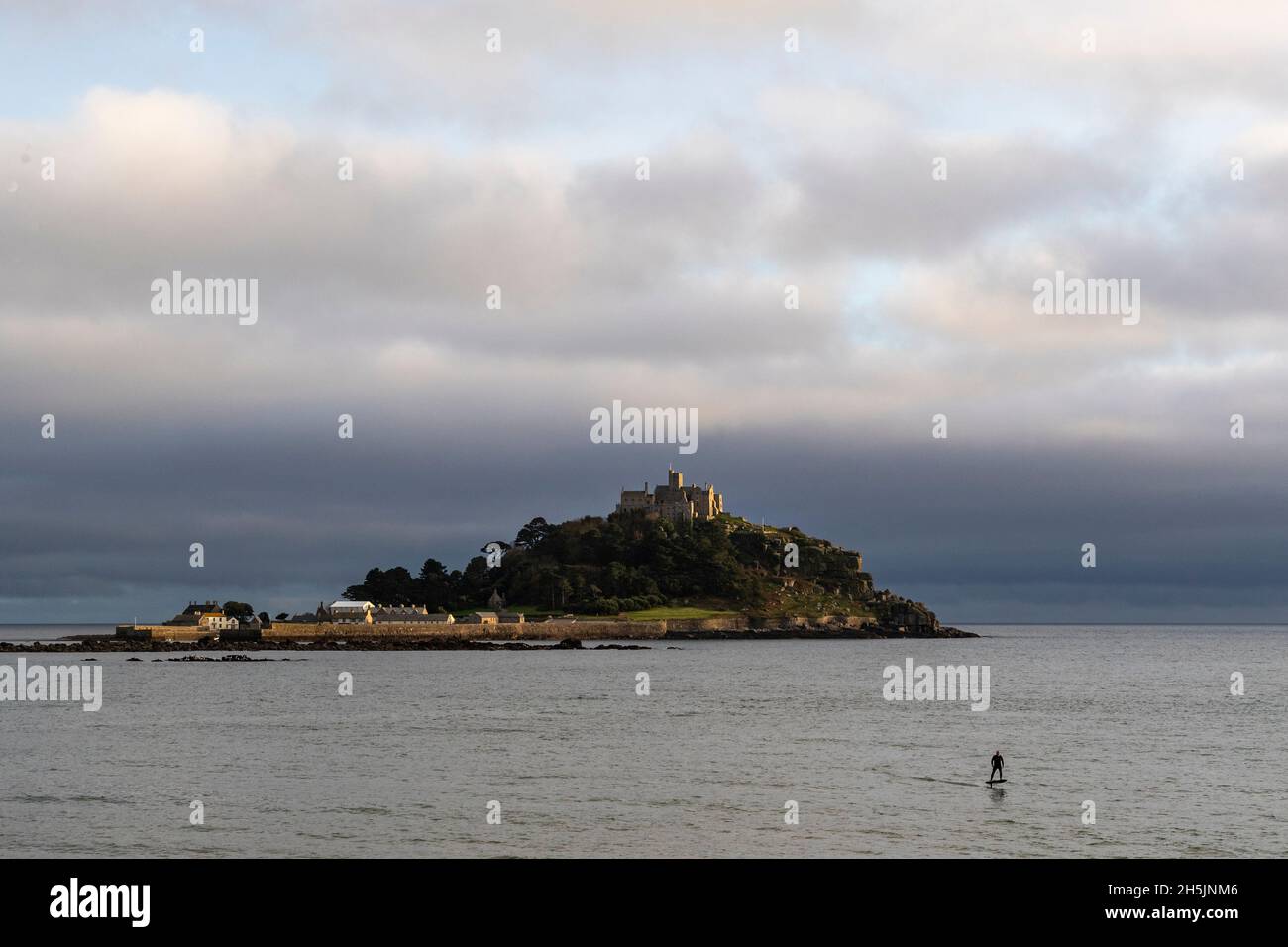 Un uomo guida un aliscafo foil boars in Mounts Bay e St Michael's Mount Foto Stock