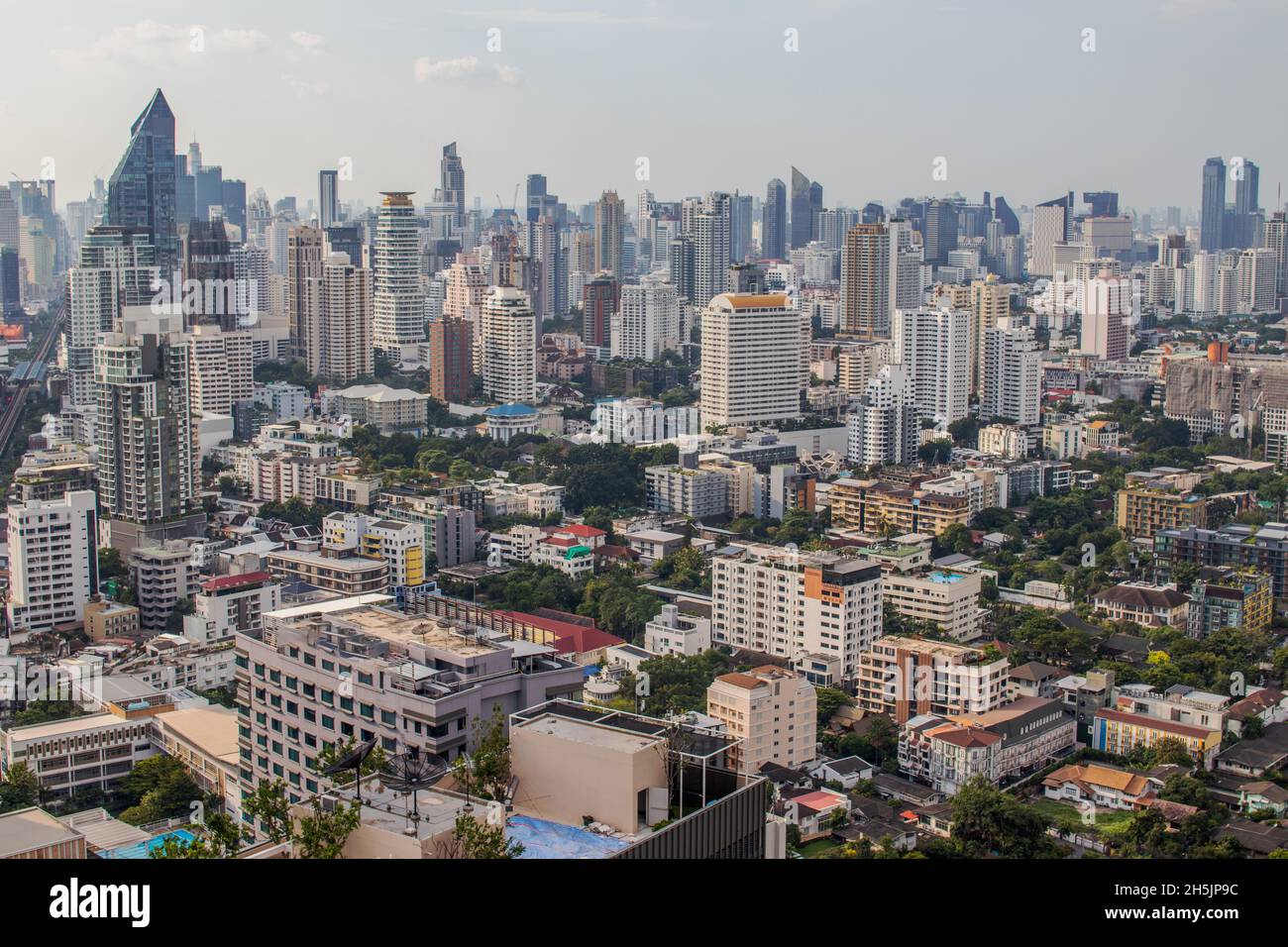 Vista sul paesaggio urbano, il centro e il grattacielo della metropoli di Bangkok in Thailandia Sud-Est asiatico Foto Stock