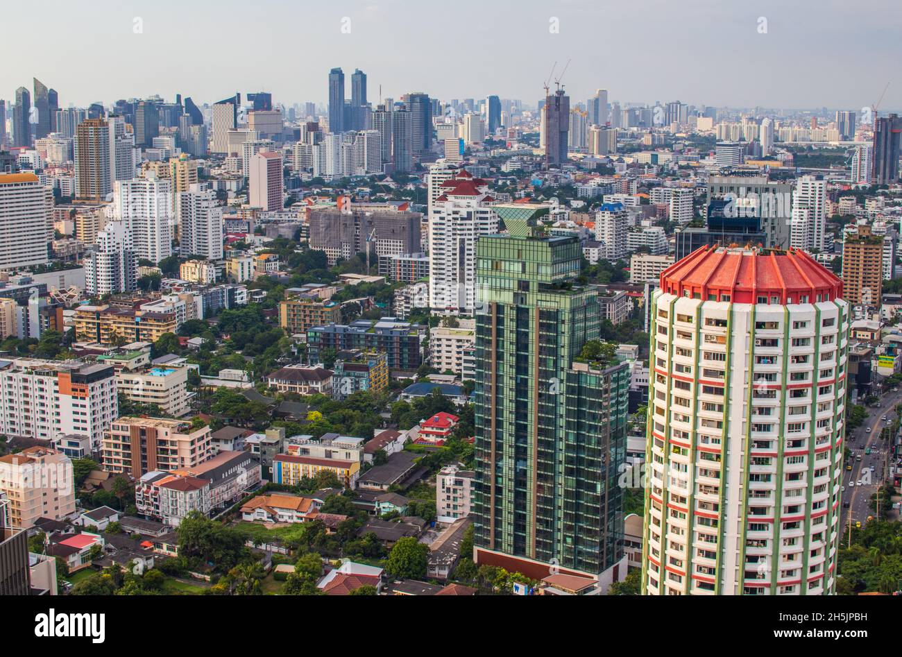 Vista sul paesaggio urbano, il centro e il grattacielo della metropoli di Bangkok in Thailandia Sud-Est asiatico Foto Stock
