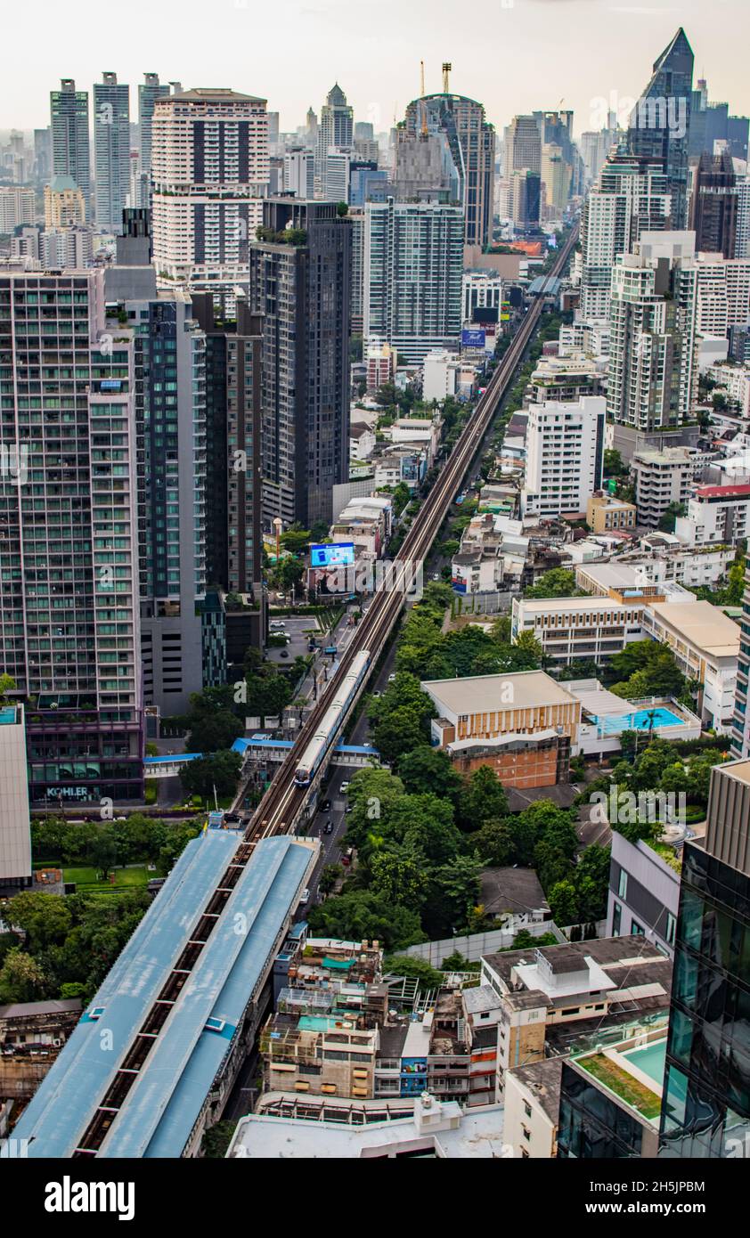 Vista sul paesaggio urbano, il centro e il grattacielo della metropoli di Bangkok in Thailandia Sud-Est asiatico Foto Stock