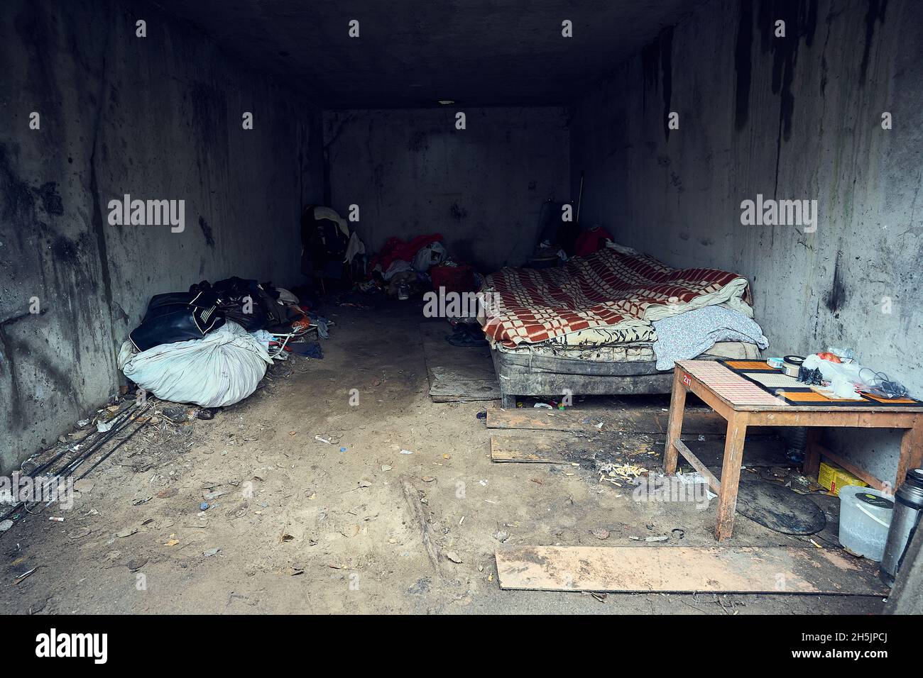 Un terribile luogo di vita dei senzatetto in Lettonia. Foto di alta qualità Foto Stock