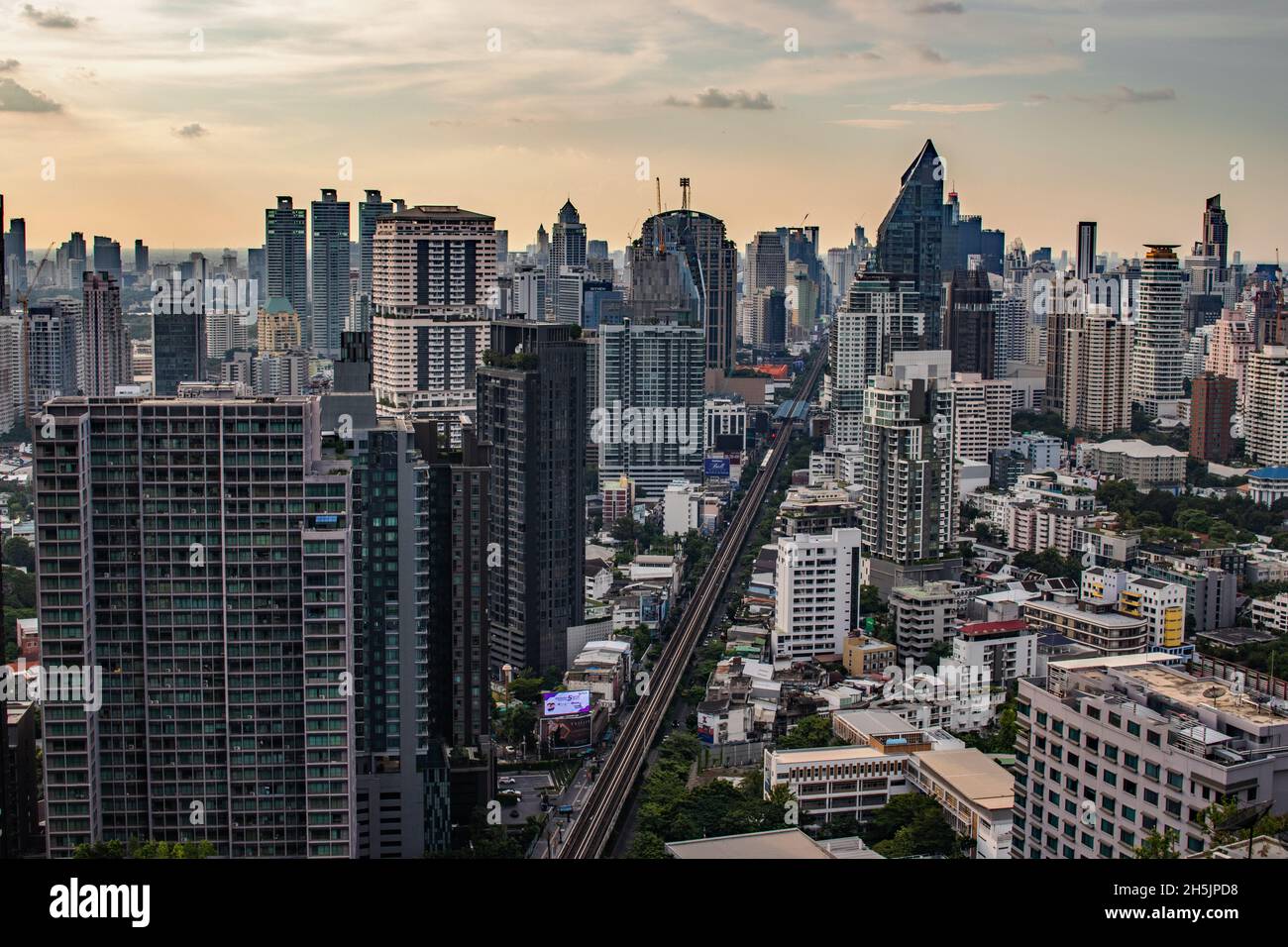 Vista sul paesaggio urbano, il centro e il grattacielo della metropoli di Bangkok in Thailandia Sud-Est asiatico Foto Stock