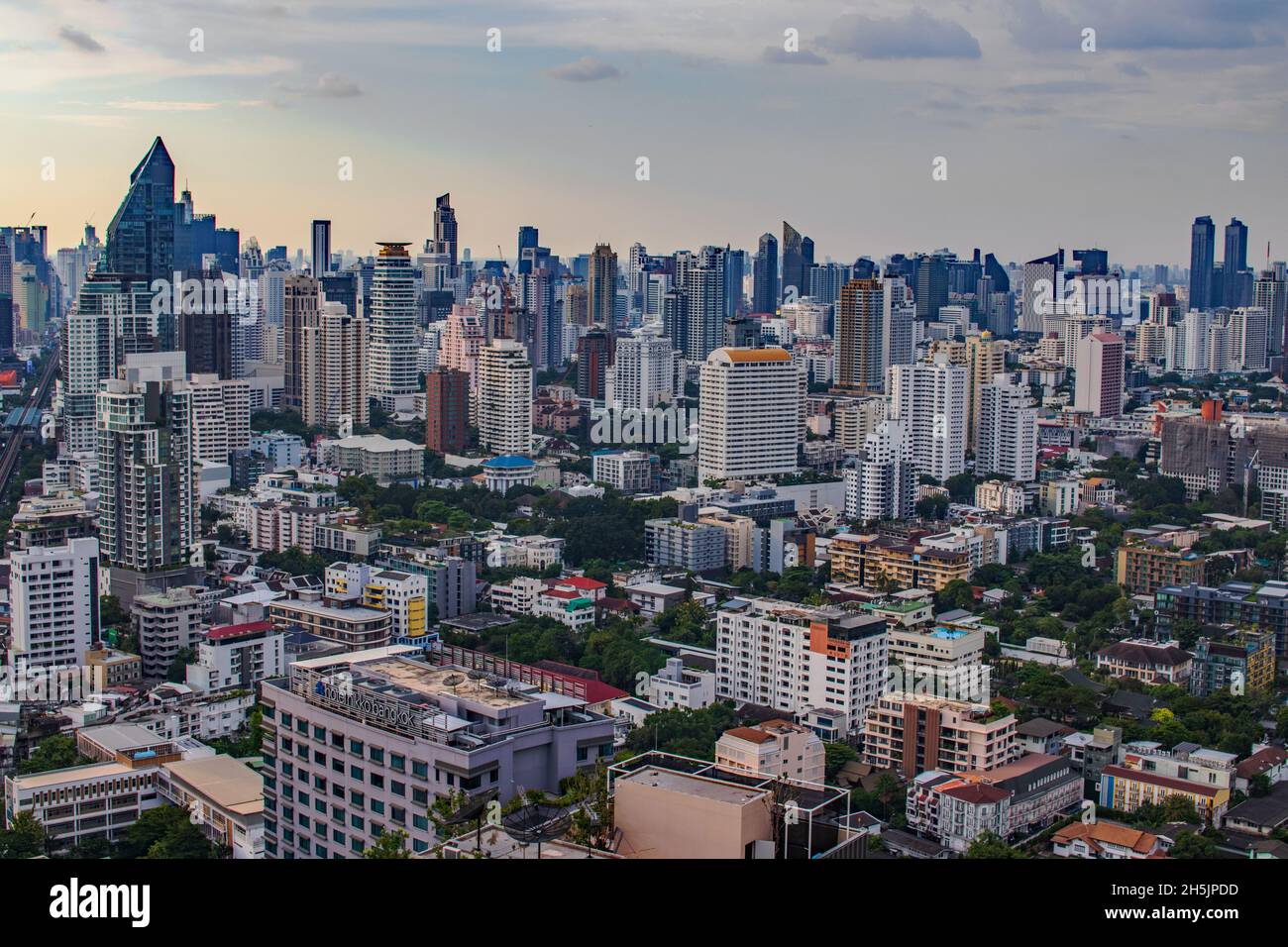 Vista sul paesaggio urbano, il centro e il grattacielo della metropoli di Bangkok in Thailandia Sud-Est asiatico Foto Stock